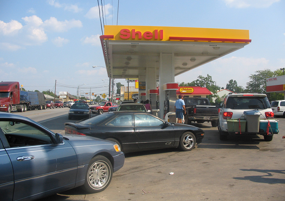 A gas station in Magnolia, Texas, is overwhelmed with evacuees during Hurricane Rita